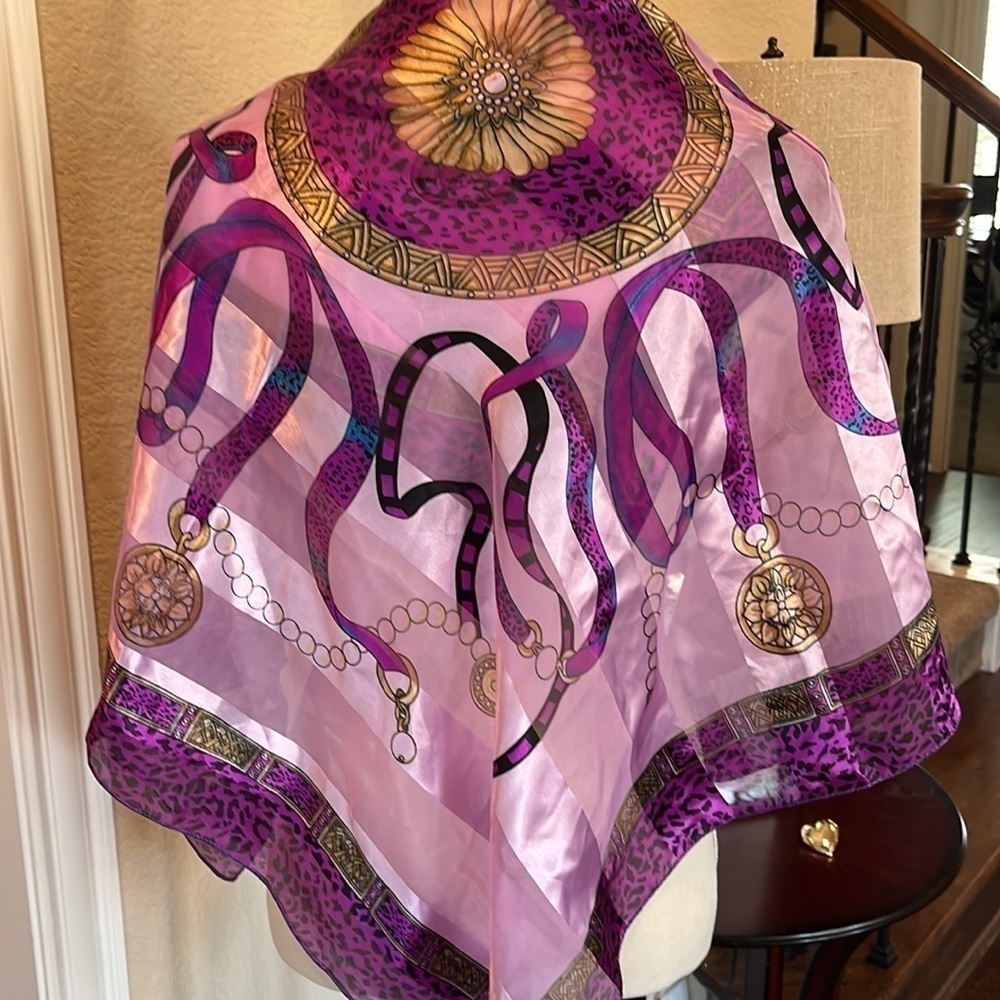 Purple Black Leopard Print Pattern Scarf Gold Tone Chains Sz 36” x 36”  Lavender